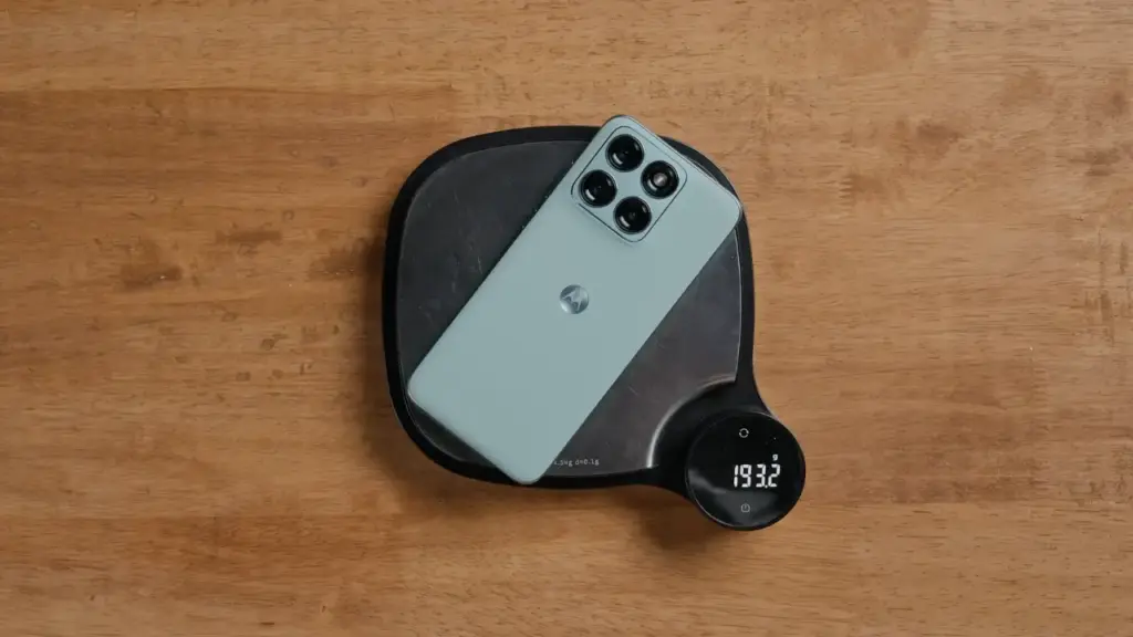 Motorola Edge 70 Fusion Weight